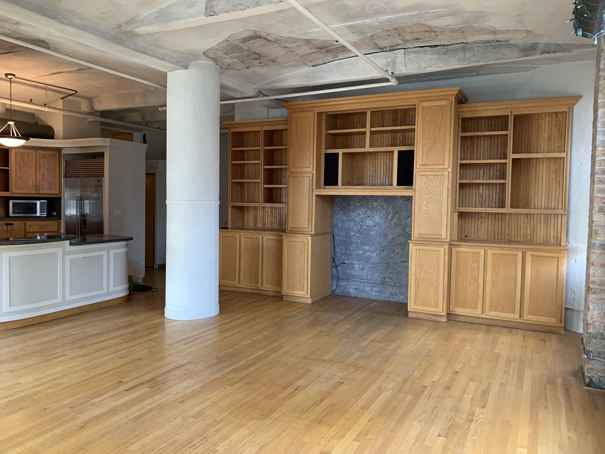 Living Room with extra high ceiling - 801 S Wells St