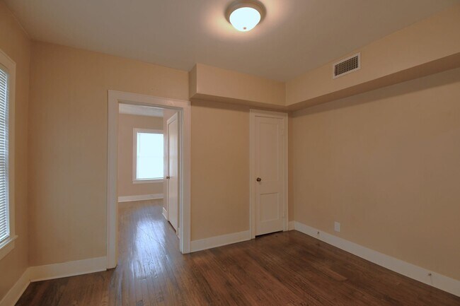 Building Photo - 502 S Fannin Ave