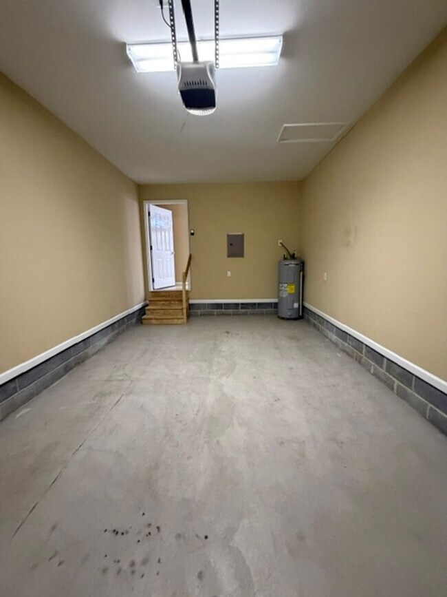 Building Photo - 2 Bedroom 2 Bath Duplex with Garage