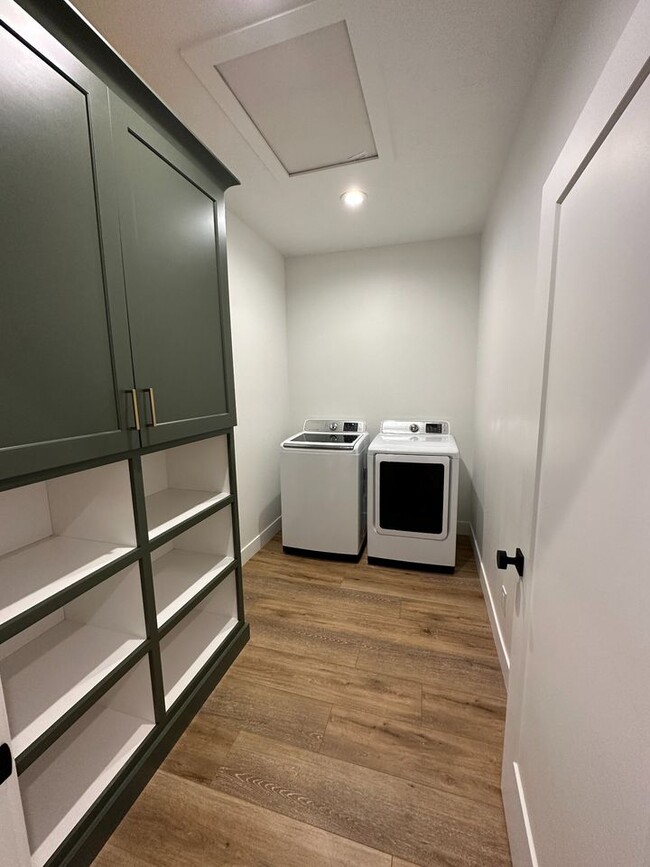 laundry - 10153 N Redwood Dr
