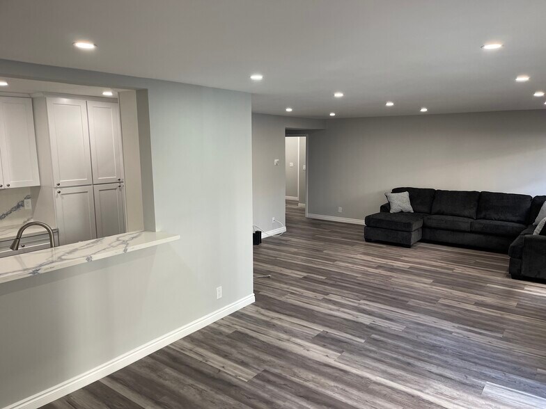 Building Photo - 1127 E Del Mar Blvd