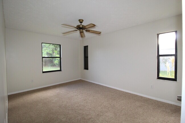 Building Photo - 2237 SE Gaslight St