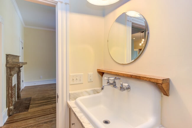 Building Photo - 510 Oakwood Ave