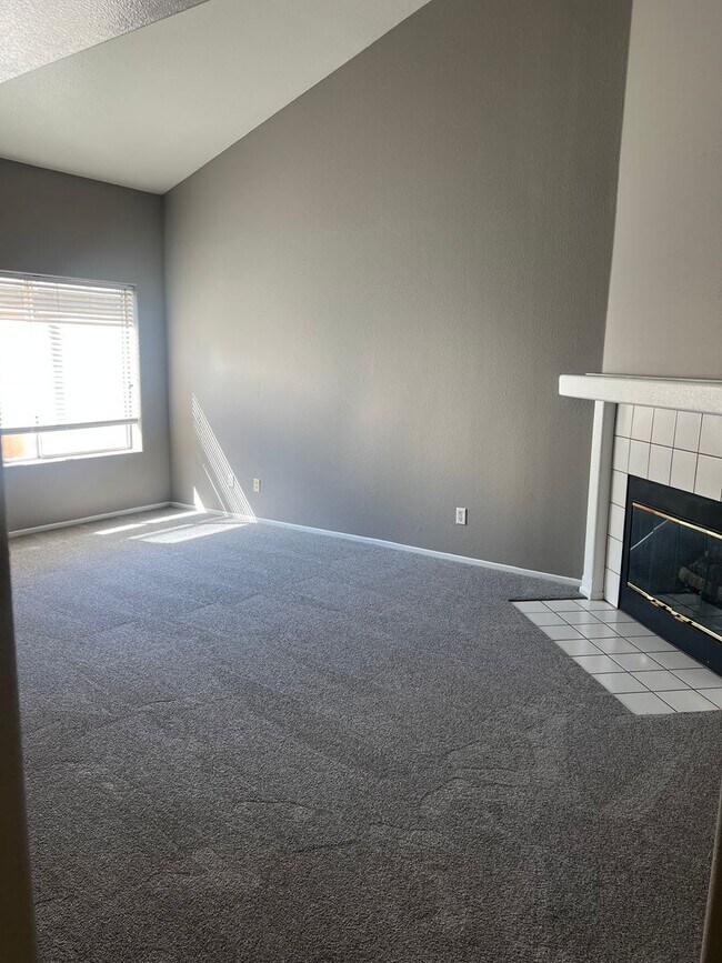 Building Photo - 3 Bedroom 2 Bathroom Townhome for Rent in Palmdale