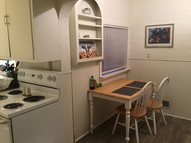 Building Photo - All utilities Included 1 bedroom, 1 bath t...