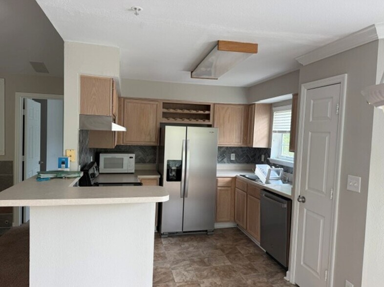 Kitche - 700 Daniel Ellis Dr