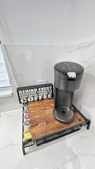 Building Photo - 6205 SE Circle St