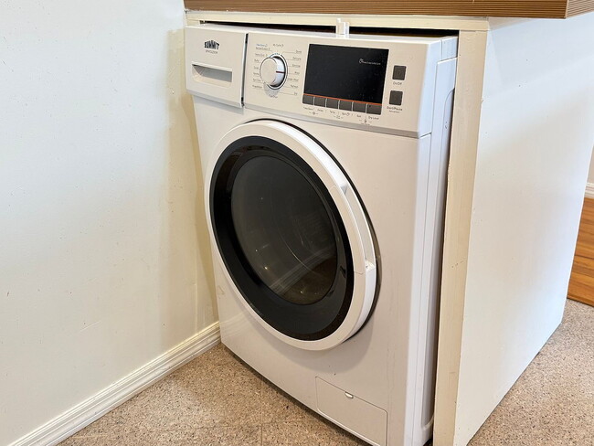 Building Photo - "Charming 2-Bedroom Retreat in Douglaston – Cozy Comfort with 710 Sq Ft of Living Space!"