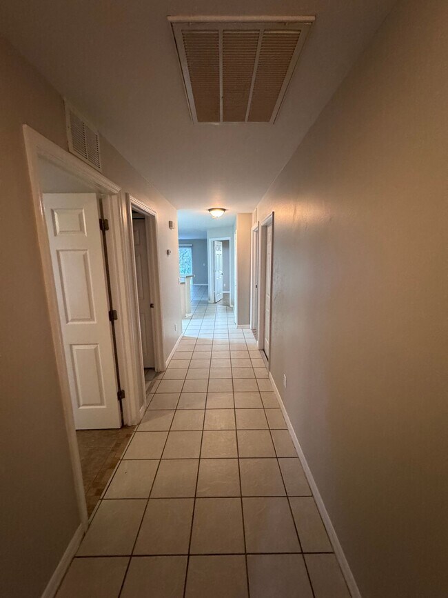 Building Photo - 343 Harold Ave S