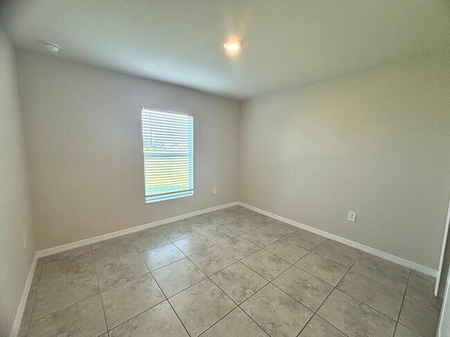 Building Photo - Spacious & Modern 3 Bed, 2 Bath in NW Cape...