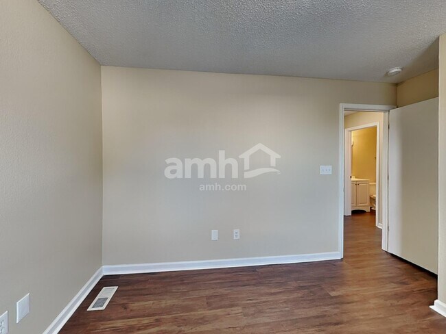 Building Photo - 1685 Willowview Ln