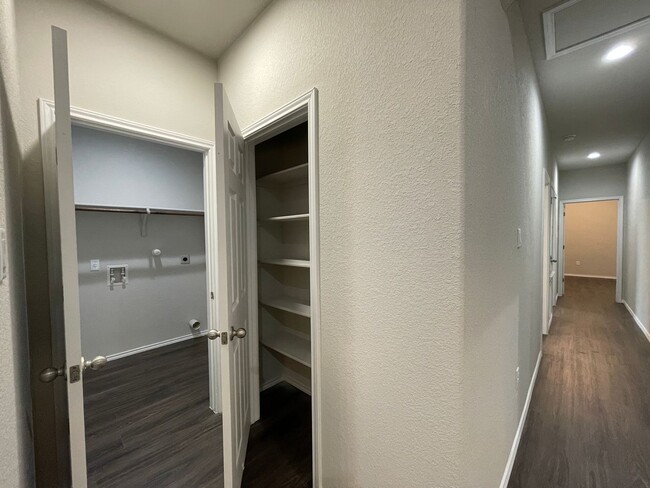 Building Photo - TOWNHOME FOR RENT