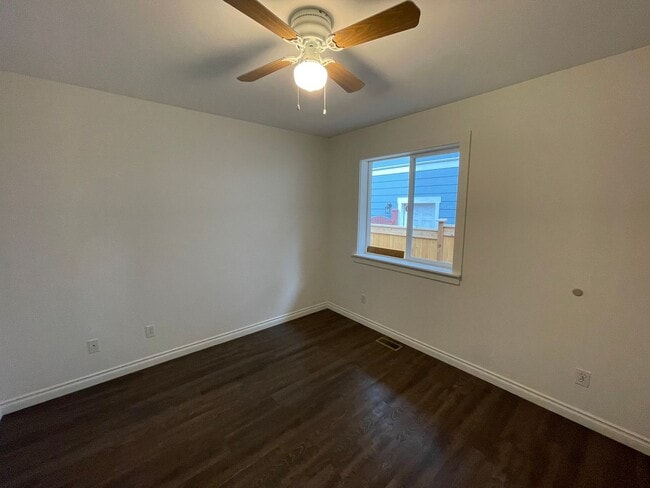 Building Photo - Charming, Modern One Story Home! Pet Frien...