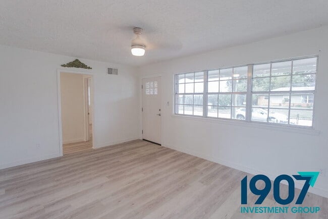 Building Photo - Charming Brick Home with Modern Updates and Large Backyard in Norman!