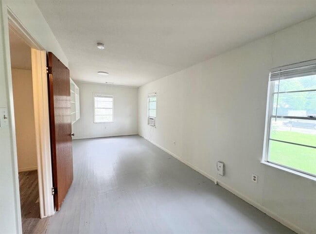 Building Photo - 406 Swanee Dr