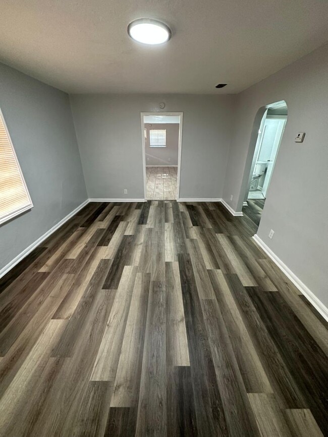 Building Photo - Fully renovated 2/1 single family residenc...