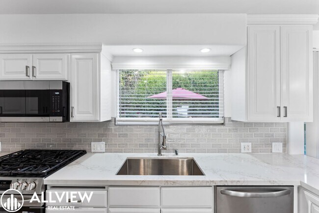 Building Photo - OCEAN VIEWS! Renovated 2 Bed, 2.5 Bath Townhome in San Clemente!