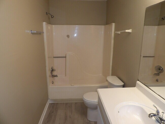 Building Photo - 140 Landings Dr