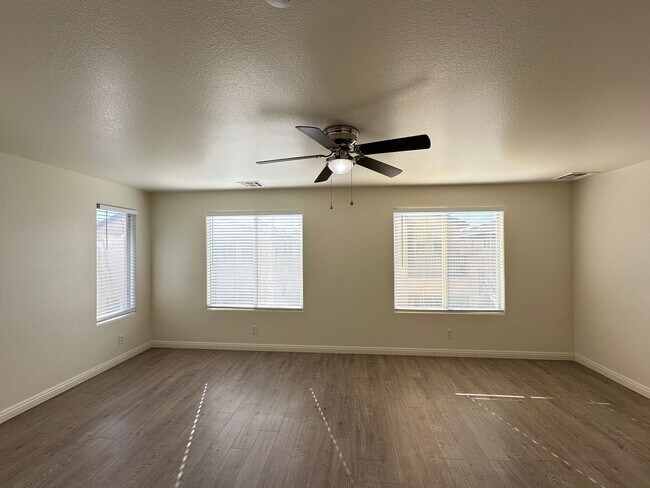 Building Photo - DECATUR & BLUE DIAMOND