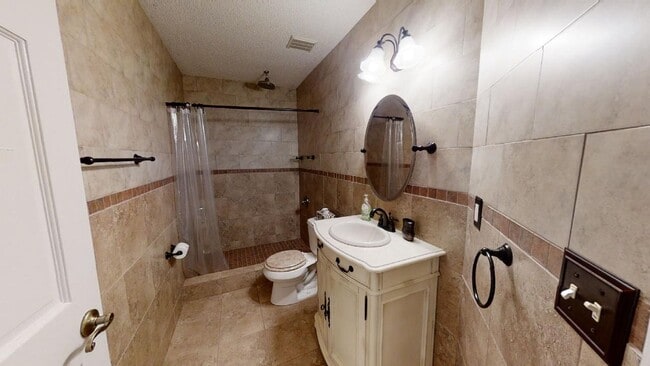 Building Photo - Beautiful 3 bedroom, 2 bathroom, house .