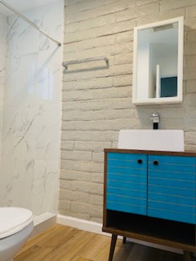 Building Photo - 4 bed 3, bath with connected guest house