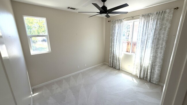 Building Photo - Beautiful 2 Bedroom 2 Bath Home in Four Seasons HOA