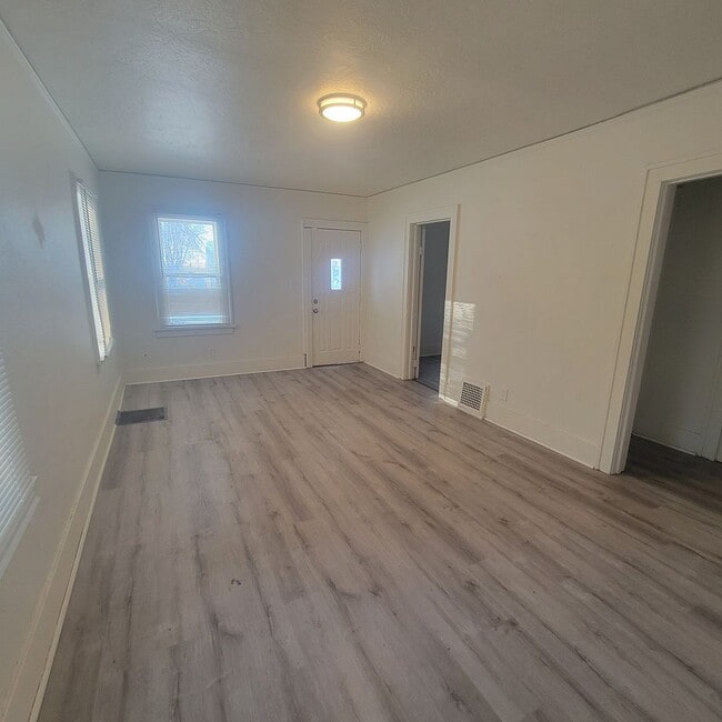 Building Photo - $900 2 Bedroom 1 Bathroom Home