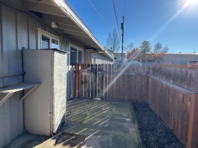 Building Photo - 624 Berrydale Ave
