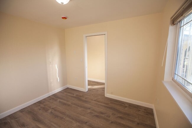 Building Photo - 165-167 Miriam St