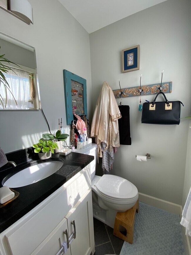 Building Photo - Darling renal in Lortondale