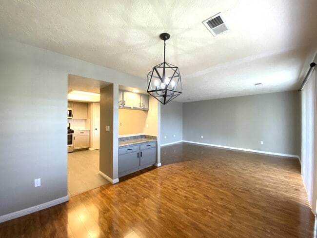 Building Photo - 1BR/1BATH - Ground Floor Condo - NO PETS
