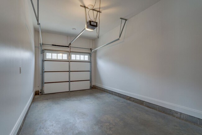 Building Photo - 2 Bedroom 1 car garage