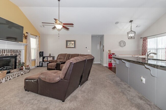 Building Photo - 4 Bedroom 2 Bath Canterbury Farms