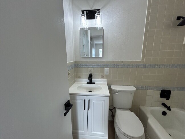 Building Photo - "Cozy 1-Bed Retreat in St. Pete's Heart – Your Perfect 285 Sq Ft Haven Awaits!"