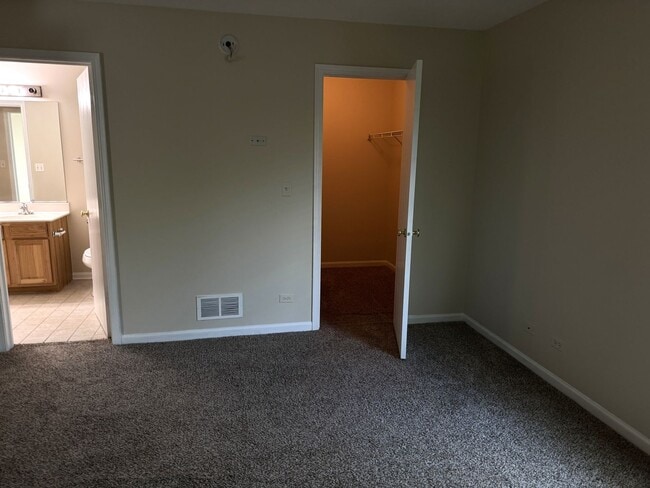 Building Photo - 2 St. 2BR 1.5Ba 1CGar Fenced yard in Cul-d...