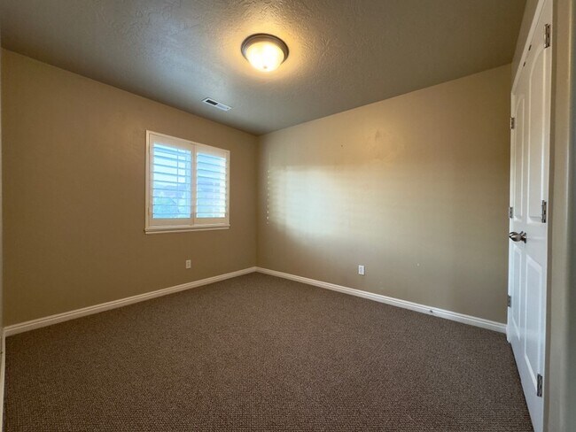 Building Photo - 634 E 60 S