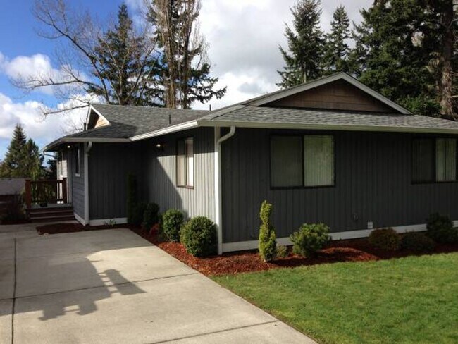 Building Photo - Pre-Leasing Now! 7 Bed 3 Bath with Bonus Room!