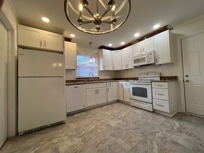 Building Photo - 1920 Eastway Dr