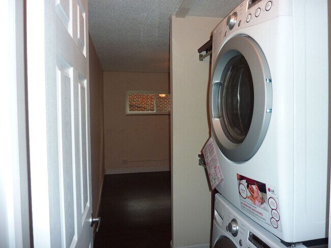 Building Photo - Premium One-Bedroom Condo Near UTK – Walk to Class, Law School & Neyland Stadium