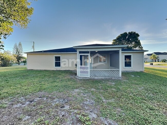 Building Photo - 3090 SW Boxwood Cir