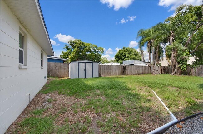 Building Photo - 9616 Pineridge Ave