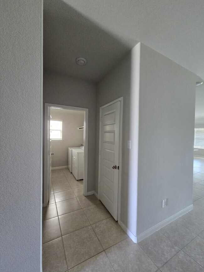 Building Photo - 2815 Dry Creek Dr