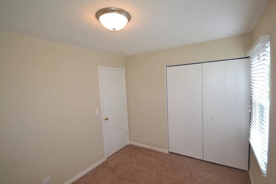 Building Photo - 1405 N Parkview Terrace