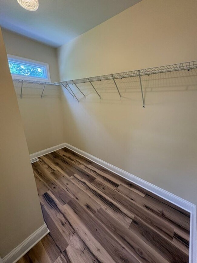 Building Photo - Newly Renovated - Large Backyard - 2/2 House!!