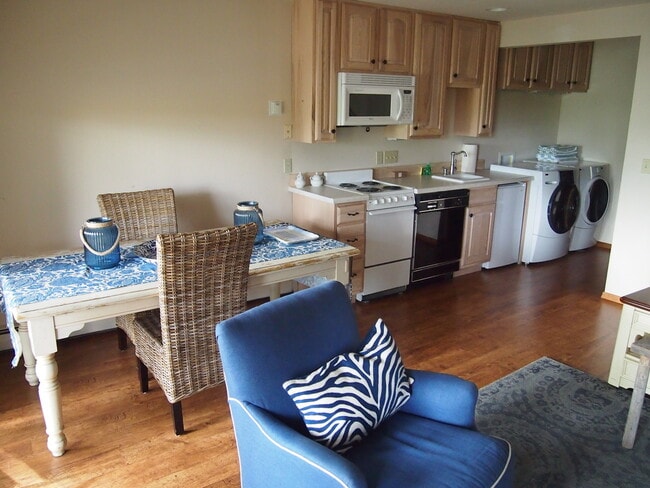 Building Photo - 2 Bedroom 2 bath, Hillside Whitefish Lake Condo