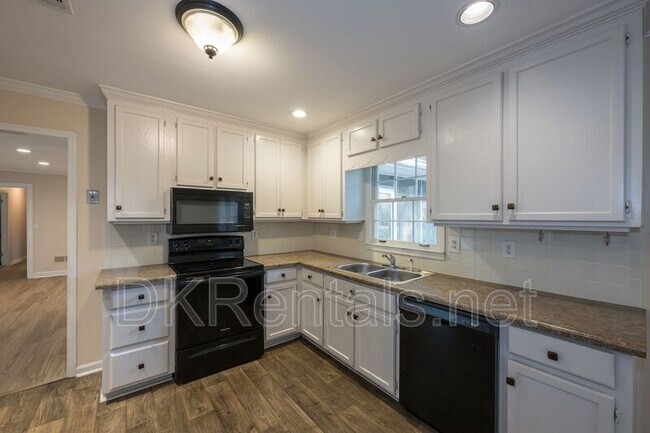 Building Photo - 225 Pebble Trail