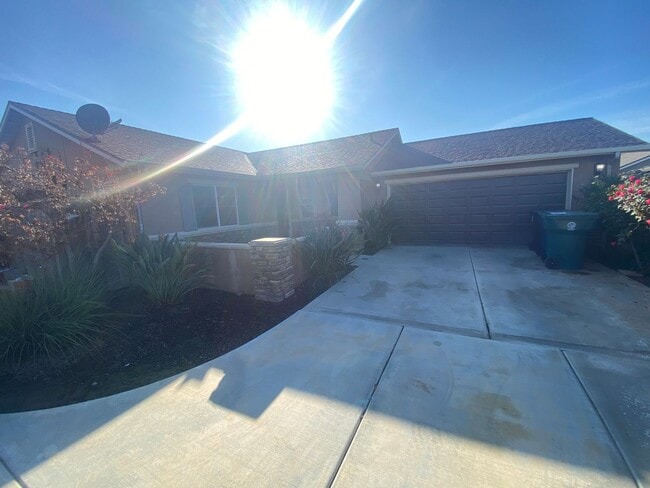 Building Photo - Tulare