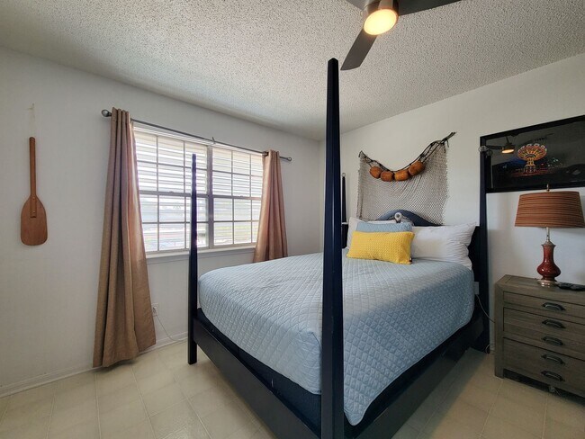Building Photo - Two bedrooms two 1/2 bath townhome on Galv...