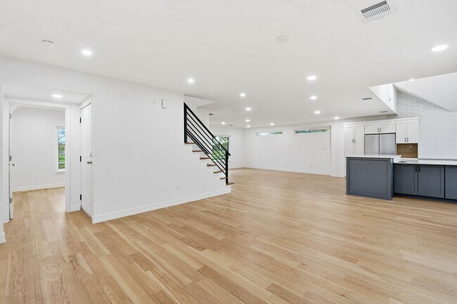 Building Photo - Beautiful Houston Home Featuring a Private Pool