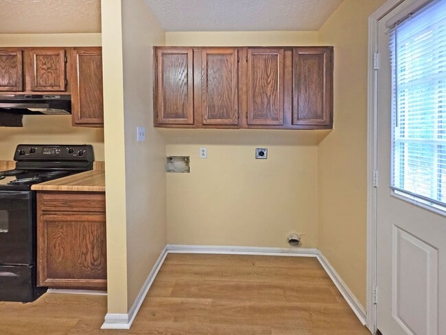 Building Photo - Charming 2-Bedroom Duplex in the Heart of ...